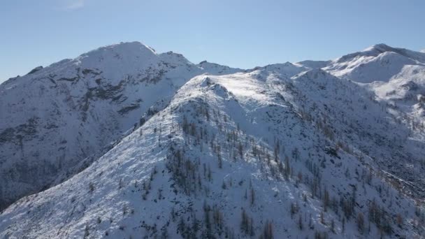寒い冬の日には青空の下でイタリアアルプスの美しい景色 — ストック動画