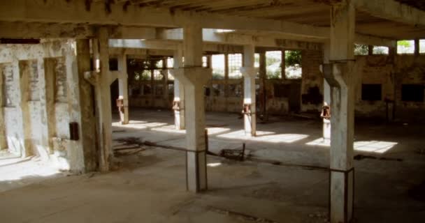 クロアチアの晴れた日に放棄された古い刑務所の内部の高角度ショット — ストック動画
