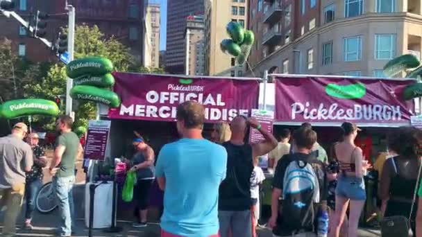 Pickle Lover Tourists Pittsburgh Waiting Line Get Pickle Beer Picklesburgh — 비디오