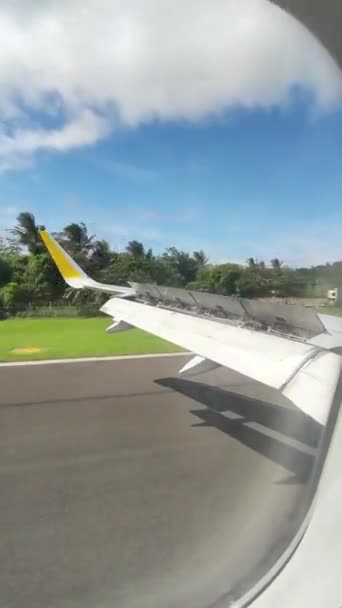 在阳光灿烂的日子里 飞机机翼从内部降落在跑道上的垂直视图 — 图库视频影像