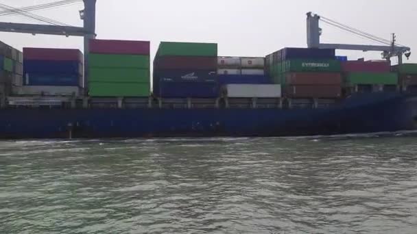 Ένα Τεράστιο Πλοίο Μεταφοράς Εμπορευματοκιβωτίων Που Φεύγει Από Λιμάνι Της — Αρχείο Βίντεο