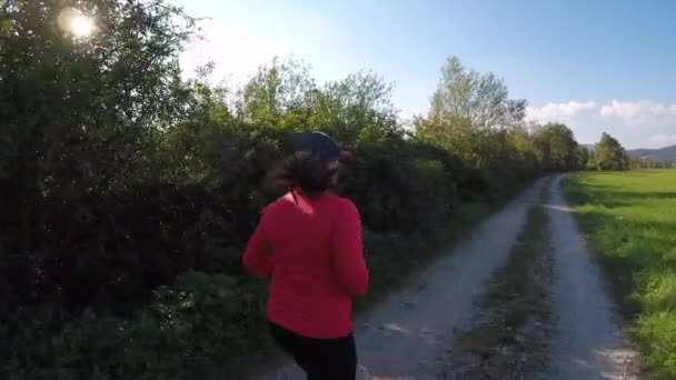 Una Mujer Caucásica Corriendo Por Campo Amanecer — Vídeos de Stock