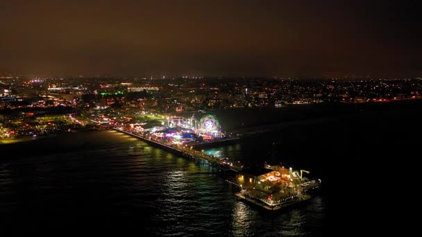 Una Hermosa Vista Del Muelle Santa Mónica Por Noche — Vídeo de stock