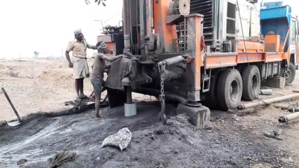Laborer Tying Borewell Drilling Pipe Rope Getting Stuck Borewell Drilling — Video