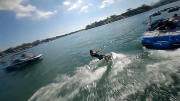 Schöne Drohnenaufnahme Eines Mannes Beim Boarding Miami Florida Mit Blauem — Stockvideo