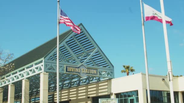 Exterior Irvine Train Station Two Flags Waving Wind California Usa — Stock Video