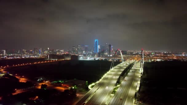 Прекрасный Воздушный Беспилотник Сфотографированный Улицами Небоскребами Подсветкой Ночью Далласе Штат — стоковое видео