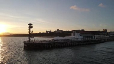 Bournemouth İskelesi üzerinde güzel bir günbatımının hava görüntüsü.