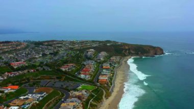 Dana Point, Kaliforniya 'da Salt Creek Sahili' nin güzel bir manzarası