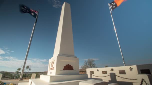 Timelapse Tourists Visiting Anzac Hill Memorial Alice Springs Australia — Stockvideo