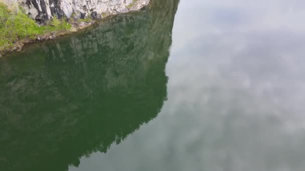 Drone Shot Mountain Cliff Drop Lake Cloudy Sky — Vídeo de Stock