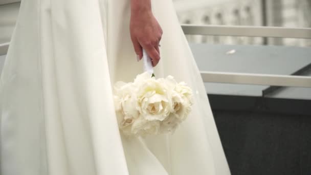 Close View Bride Holding White Bouquet — Stock video