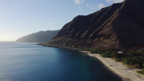 Drone Footage Mountain Westside Oahu Hawaii Overlooks Pacific Ocean — Vídeos de Stock