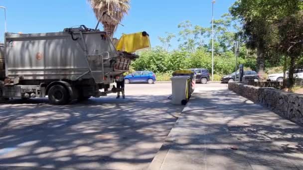 Garbage Truck Unloads Garbage Bucket — Vídeo de Stock