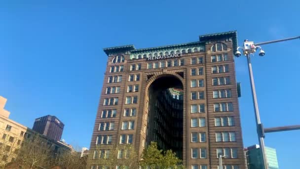 Renaissance Hotel Tilt Shot Sunny Day Blue Sky Background — Stock videók