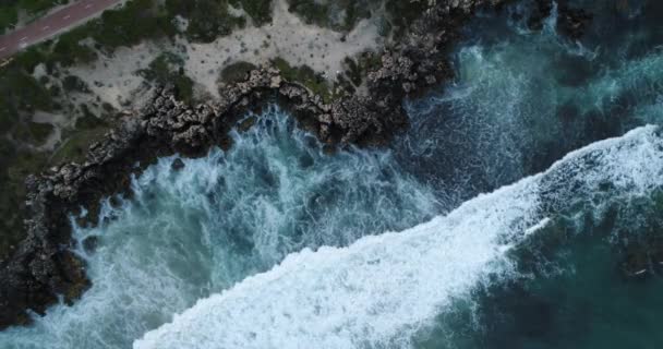 Aerial View Sea Waves Crashing Cliff Rocks Beach Sunny Day — Vídeos de Stock