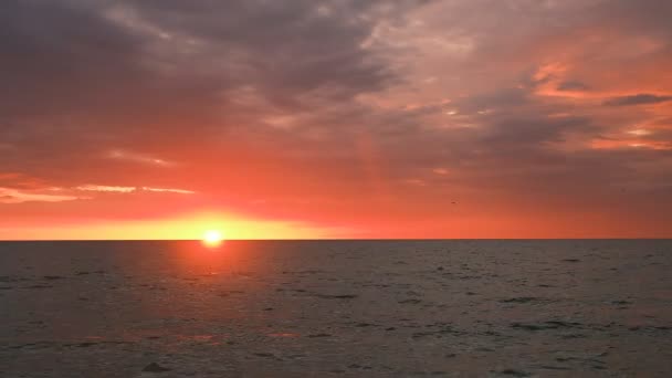 Ένα Όμορφο Πορτοκαλί Ηλιοβασίλεμα Πάνω Από Θαλασσινό Τοπίο — Αρχείο Βίντεο