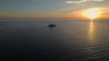 Gün batımında yüzen tekneyle Cortez Denizi 'nin etrafında havadan yavaş bir hareket.