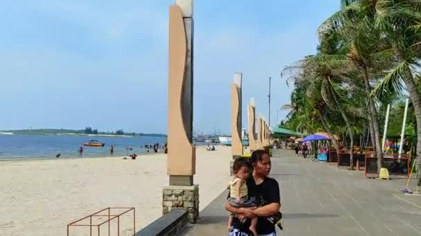 Λίγοι Άνθρωποι Περπατούν Κοντά Στην Παραλία Στην Τζακάρτα — Αρχείο Βίντεο