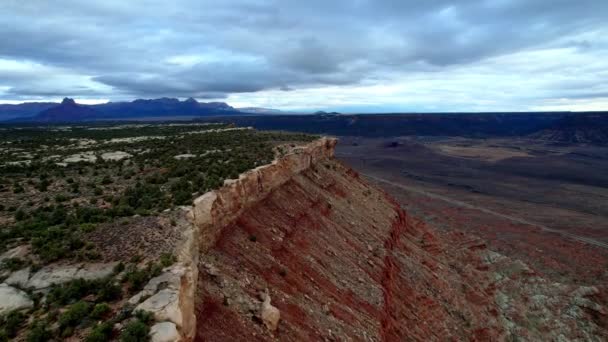 夕阳西下层状沉积岩山脉的空中拍摄 — 图库视频影像