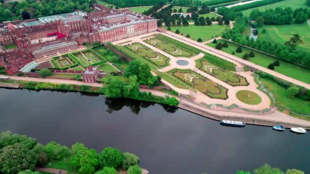 Eine Schöne Aufnahme Von Hampton Court Palace — Stockvideo