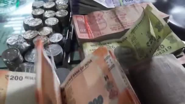インドの古い銀行券と新しい銀行券の束ルーペとコインはテーブルの上で揺れ動いています — ストック動画