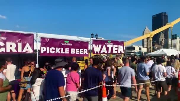 Pickelliebhaber Touristen Von Pittsburgh Warten Der Schlange Picklesburgh Ein Pickelbier — Stockvideo