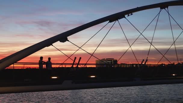 黄昏时分 人们在亚利桑那州坦佩镇湖上的桥上漫步的风景 — 图库视频影像