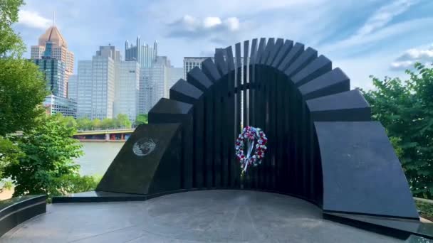 Korean War Memorial Pittsburgh Skyline Background — Vídeo de Stock