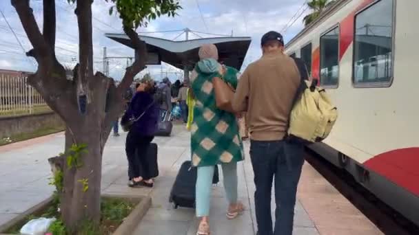 Марокканцы Идут Выходу Железнодорожного Вокзала Фес — стоковое видео