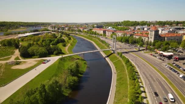 Όμορφη Θέα Ενός Ποταμού Κοντά Δρόμο Και Κτίρια Στο Kaunas — Αρχείο Βίντεο