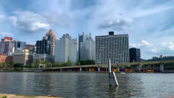 Allegheny River Landscape View Pittsburgh Downtown Buildings Background — Stockvideo