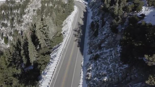 Вид Воздуха Пустую Асфальтовую Дорогу Окруженную Заснеженными Горами — стоковое видео