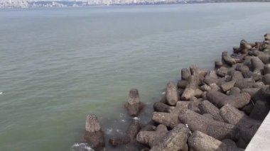 Beton dalga kırıcılar, Marine Drive yolunun yakınındaki sahil şeridi boyunca ilerliyorlar. Back Bay, Mumbai, Hindistan yakınlarındaki Arap denizinin bir parçasıdır.