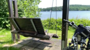 Mohnesse, Almanya 'da bir gölün arka planında sallanan birinin güzel bir manzarası. Görüntü keskinleşir.