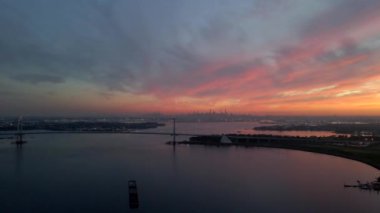 Akşam karanlığında Manhattan 'ın yüksek insansız hava aracı görüntüsü.
