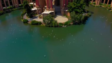 Güzel Sanatlar Sarayı 'nın havadan görünüşü San Francisco, Kaliforniya' nın Marina Bölgesi 'ndeki anıtsal bir yapıdır.