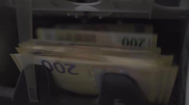 ATM 'den gelen paranın yakın plan HD görüntüsü.