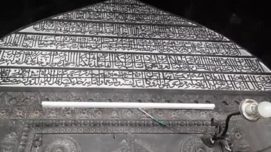 İki dilde yazılmış senaryo, ibadet salonunun Güney Mihrab 'ına yerleştirilmiştir. Faruqi hükümdarı Adil Shah tarafından inşa edilmiş siyah taş camii, Jama Mescidi.
