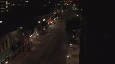 Naperville, Illinois, ABD 'deki bir yerleşim bölgesinin gece hava görüntüsü.