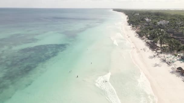 Una Vista Aérea Mar Con Playa Arena Día Soleado Verano — Vídeos de Stock