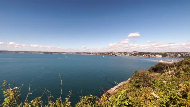 Μια Όμορφη Θέα Της Γαλάζιας Λίμνης Κοντά Μια Πόλη Αγγλική — Αρχείο Βίντεο