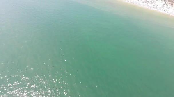 Tilt Shot English Emerald Ocean Moving White Cliffs Green Pastures — Vídeos de Stock