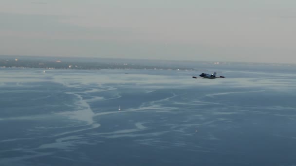 Υψηλό Ariel Shot Του Ιδιωτικού Jet Περνώντας Από Κοντά Πόλη — Αρχείο Βίντεο