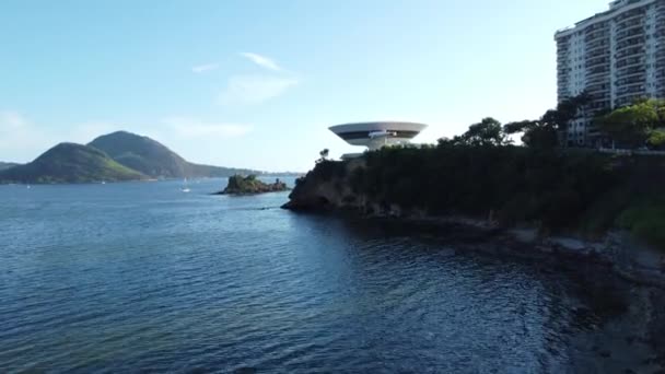 Flygfoto Över Museet För Samtida Konst Stranden Niteroi Rio Janeiro — Stockvideo