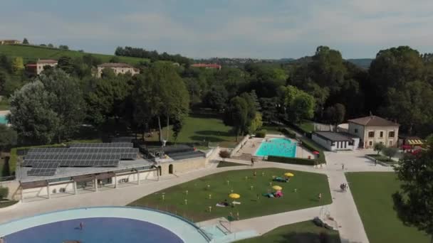 夏天被绿地和绿树环绕的游泳池鸟瞰 — 图库视频影像