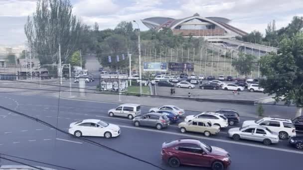 Wiele Samochodów Jadących Skrzyżowaniu Dróg Erywaniu Armenii Obok Kompleksu Sportowo — Wideo stockowe
