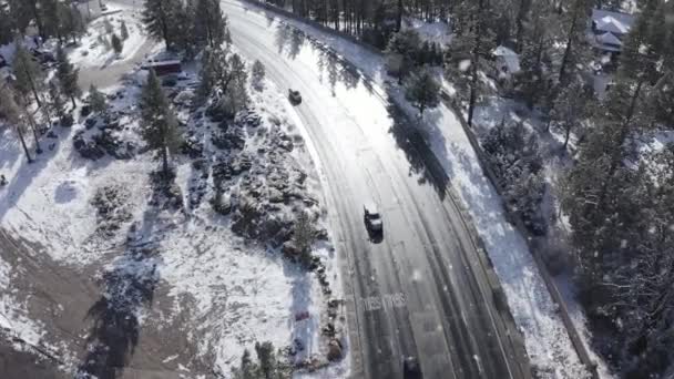 Soğuk Bir Kış Gününde Arabalarla Karlı Bir Yol Manzarası — Stok video