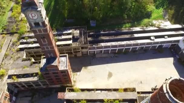 Letecký Pohled Opuštěnou Továrnu Cihlovou Munici Lese — Stock video