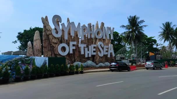 Несколько Машин Припарковано Рядом Входом Общественный Пляж Джакарте — стоковое видео